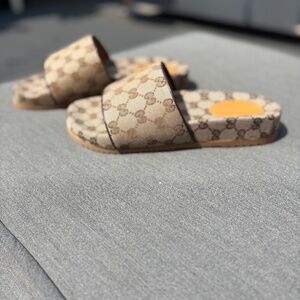 Gucci slides unisex
